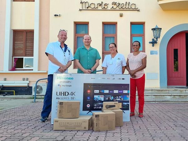 Aruba Wine and Dine donates audio and video equipment to Maris Stella